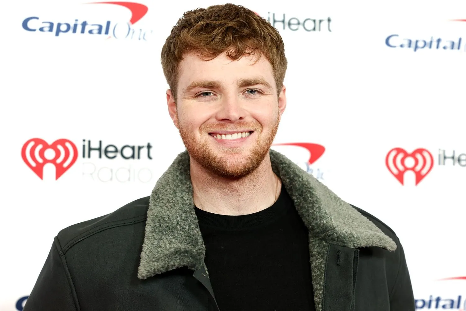 Alex-Warren125-121625-26a21647e4094589858098353badd01e