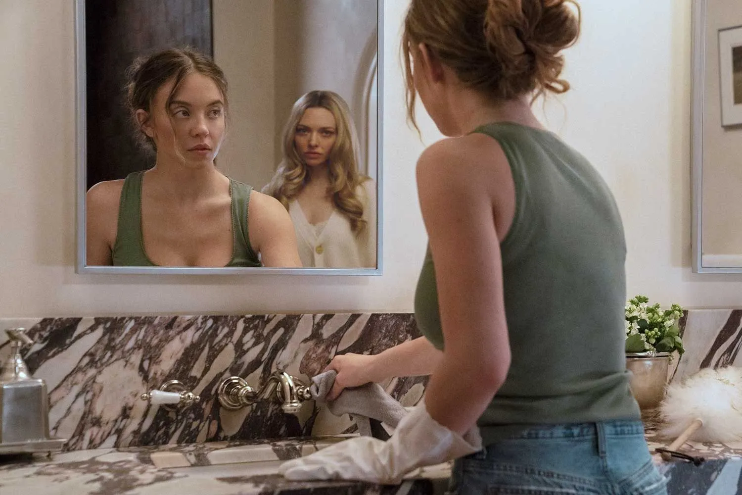 the-housemaid-sydney-sweeney-amanda-seyfried-2-090925-224ebb18f9bb4ca492679002a29bc14e