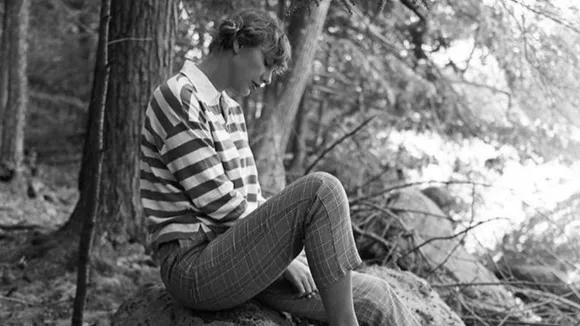 Taylor Swift Arrives With A Chilling Bonus Track 'The Lakes'